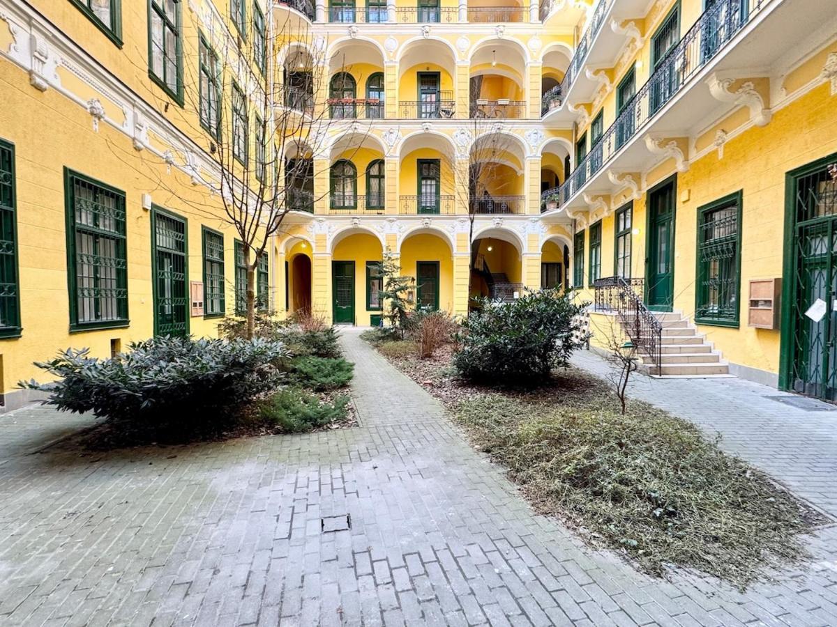 Апартаменты R5 Patio 2 Bedrooms Free Parking
